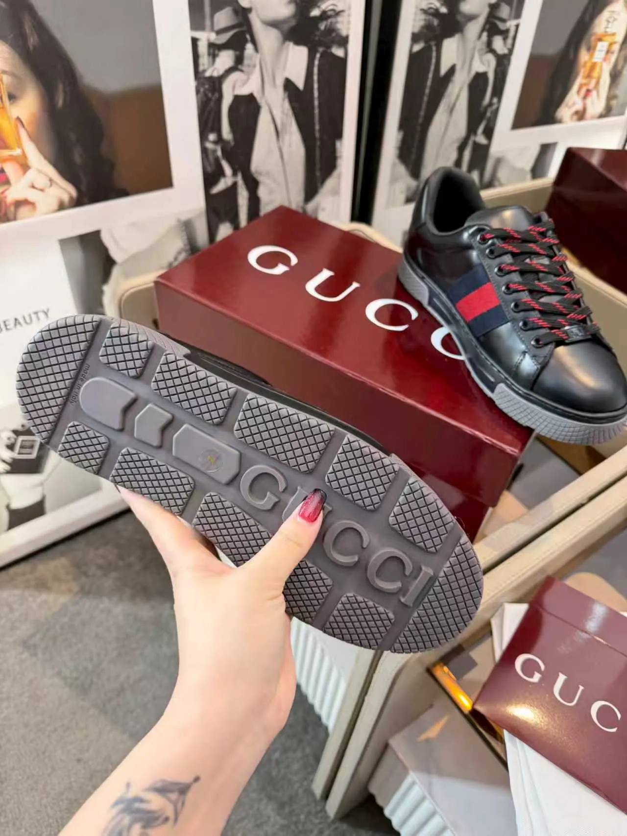 [G Home] P: 580💰 Men's model, Sizs: 39-44 (customized at 45) GUCCI classic design, casual elements, catwalk model. This pair of top-quality GUCCI shoes, with pure white as the main tone, shows elegance. The iconic red and green webbing embellishment instantly demonstrates the brand's charm and trendy attitude without the need for too many words. The upper material is delicate and feels comfortable, making every step feel like walking on the clouds. Exquisite details, such as shiny decorations and unique metal buckles on the shoes, add highlights to the overall look, giving off a unique brilliance inadvertently. Whether paired with casual jeans for a casual look or paired with a simple dress for a gentle and romantic look, it can be easily worn and becomes a versatile item in your wardrobe. Choose it and embark on a journey that combines style and comfort, making every trip a fashion show.